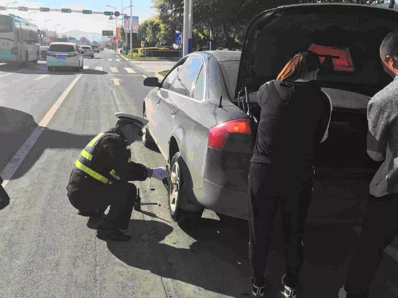 交警帮换轮胎