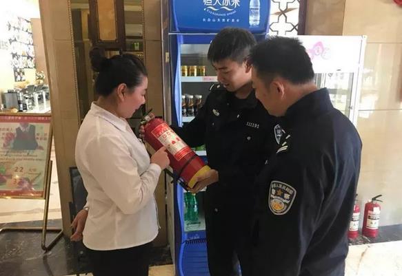 治安民警深入对辖区内场所的消防及治安隐患进行排查2
