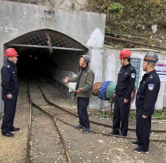 牛心台派出所民警深入企业开展安全检查
