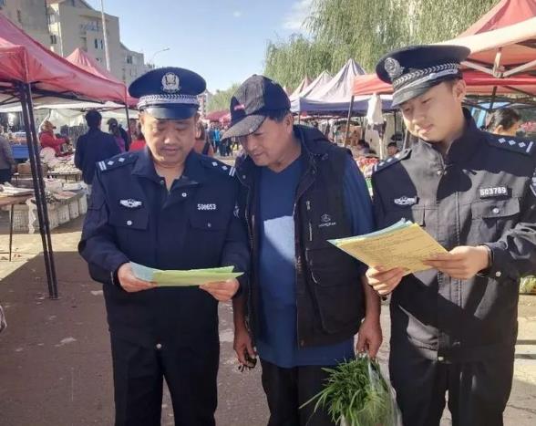 卧龙派出所民警深入城乡集市开展扫黑除恶宣传
