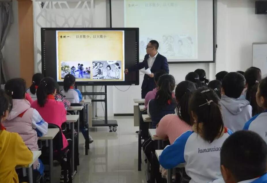 律师给学生们“讲故事”