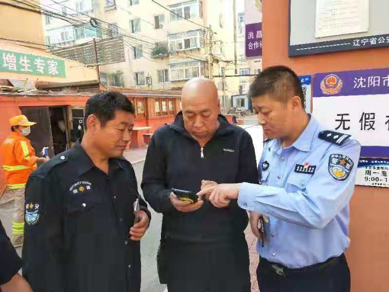 于悦（右一）和社区志愿者交流