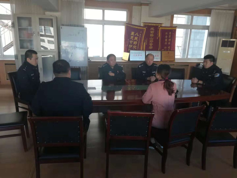 戴女士到警局表示感谢