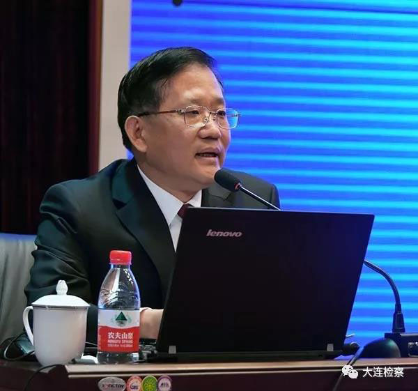 吴喆为学生上法治课