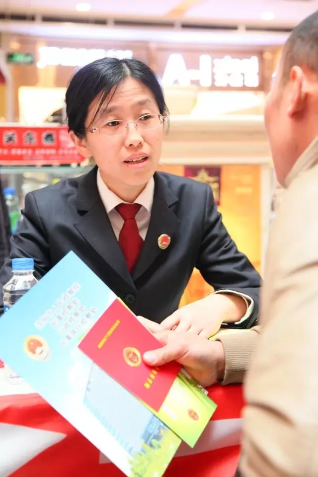 王洪荣给群众普法