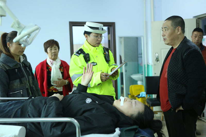 出警回来已是午饭时间，范冬梅却直奔医院对事故当事人进行调查取证