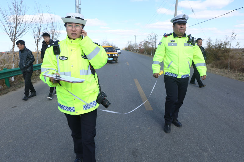 刚到交通事故现场，范冬梅又接到指挥中心打来出警的电话