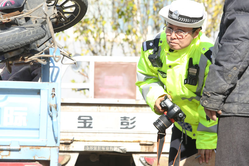 压题（放大)照相机﹑米尺﹑执法记录仪和记录本是范冬梅随身物品
