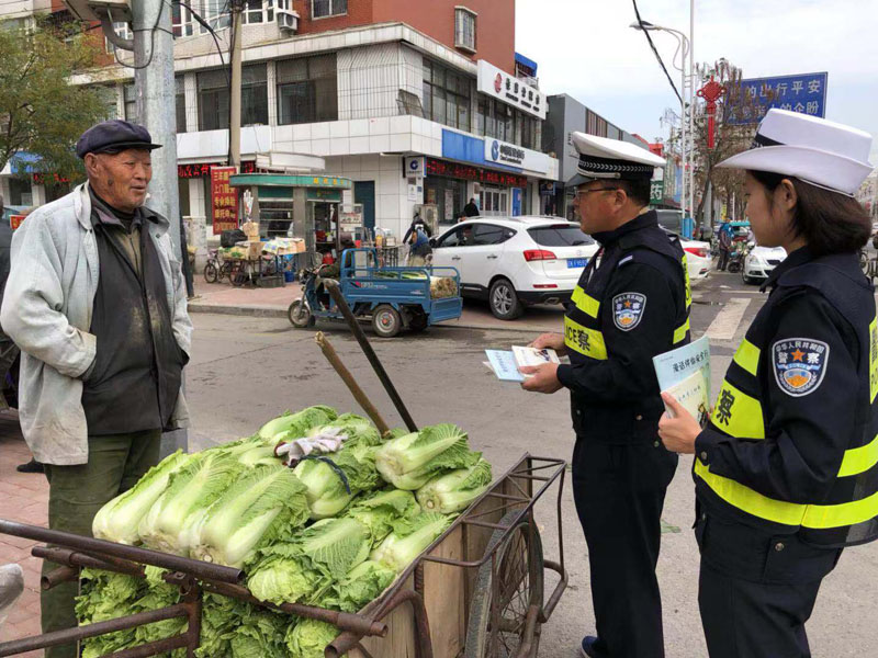 灯塔交警走进秋菜销售点宣传交通安全 (2)