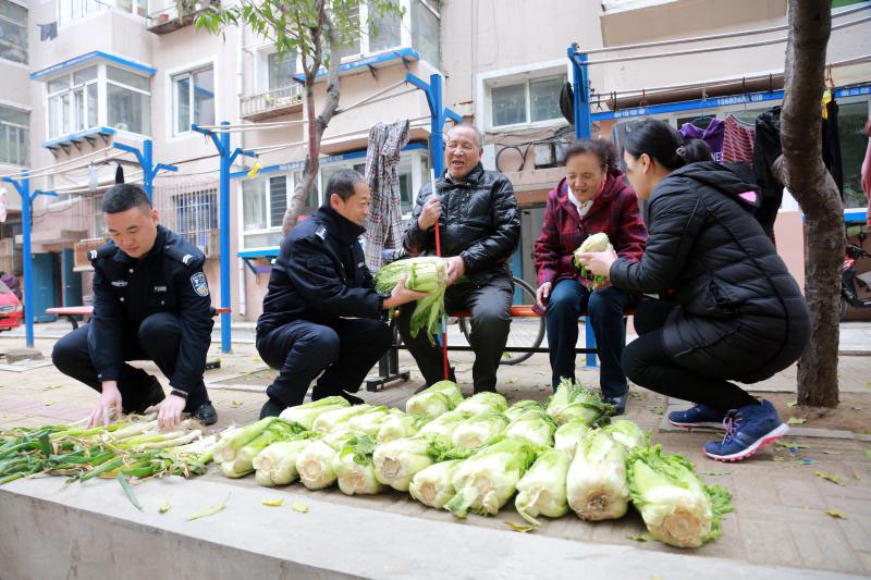 民警与盲人大院居民亲如一家人