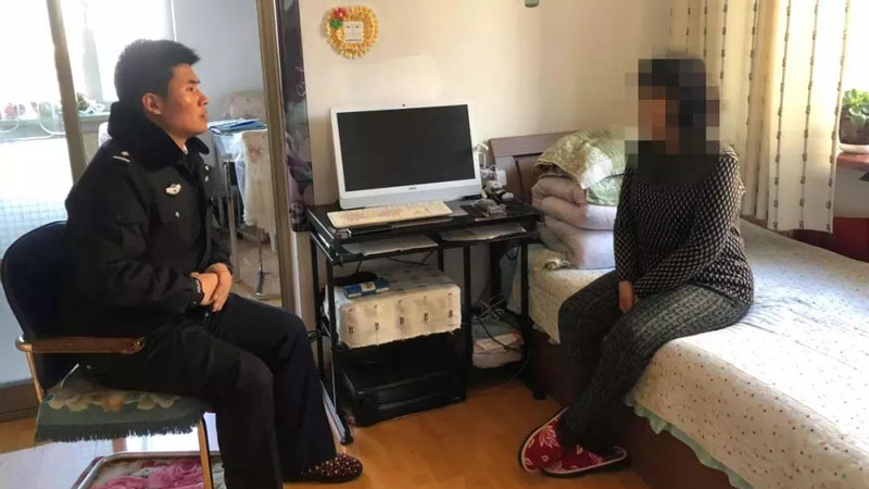 民警张策明给刘大姐提醒