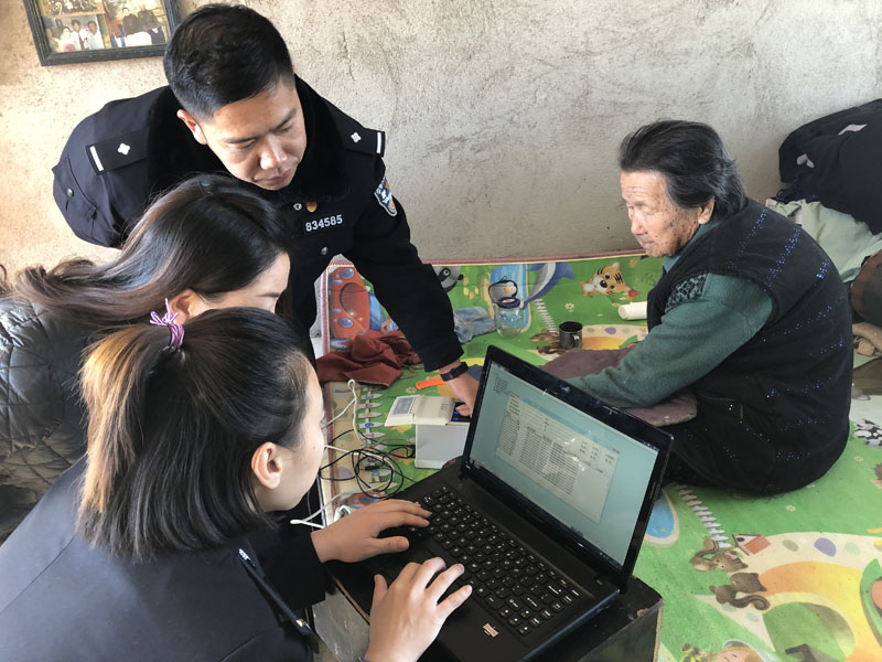 为89岁的于春香办证中