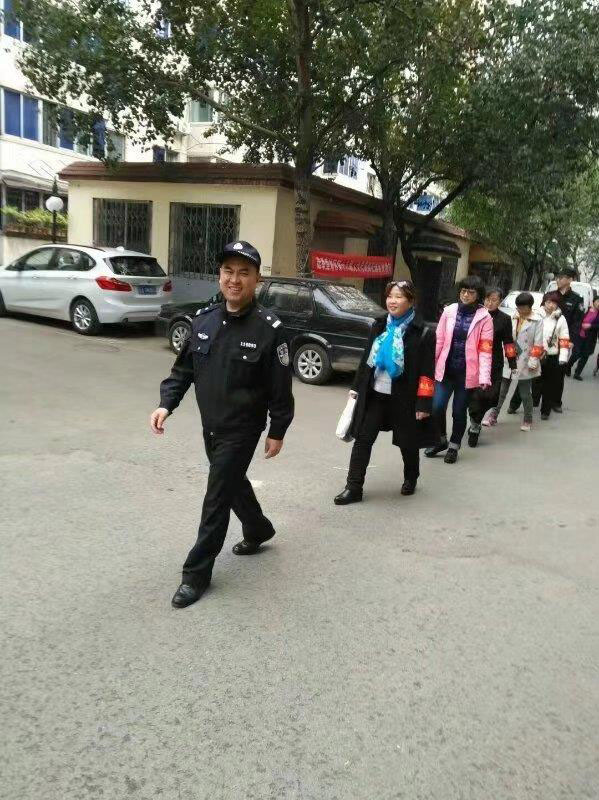 王爱波带领义务巡逻队在巡逻