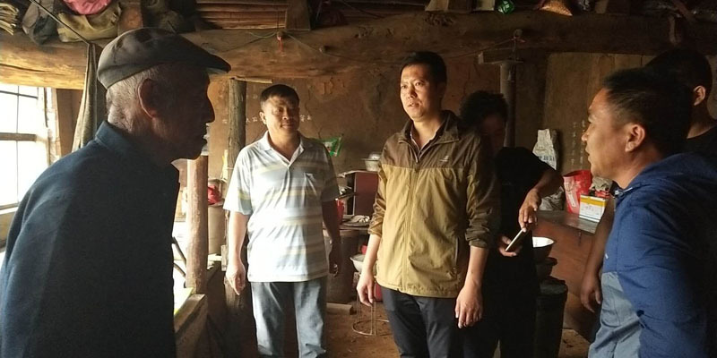 王卓(左三)入户走访