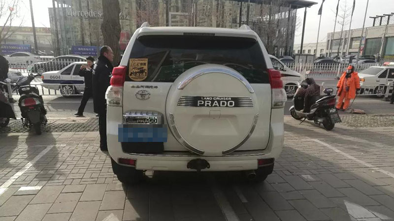 占用两个车位