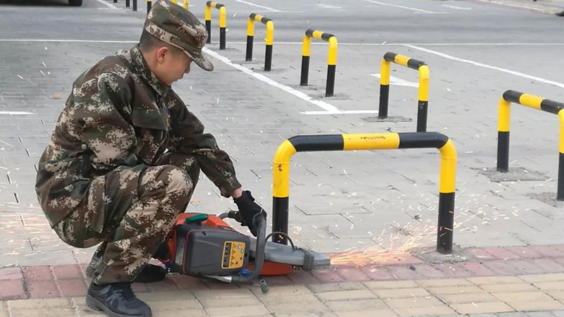 消防员拆除地桩1