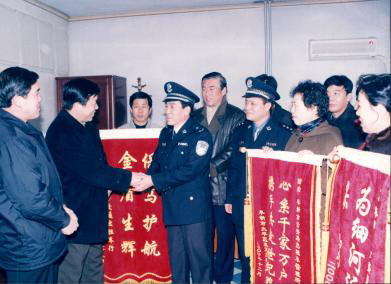 2000年12月，市公安局长侯振祥接受各出租车行代表赠送的锦旗