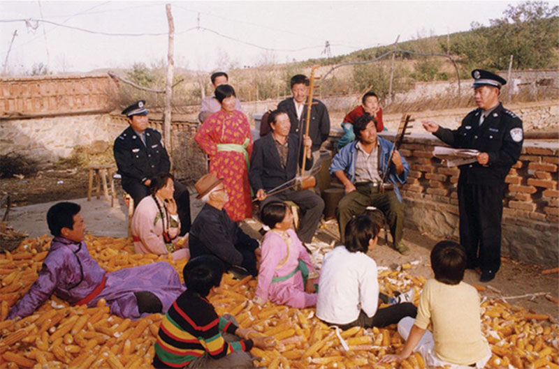 走进少数民族村屯进行法制宣传