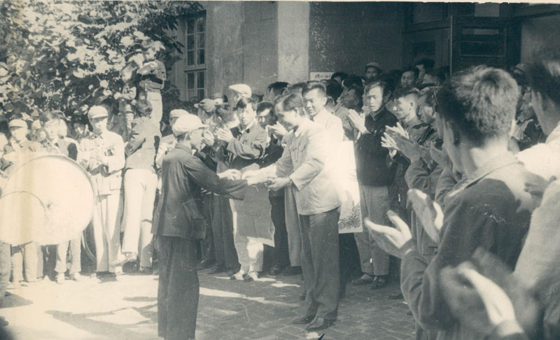 1958年10月10日，公安部在阜新召开参加生产保卫生产全国经济保卫现场会，会前市公安局副局长罗萍接受基层代表喜报。