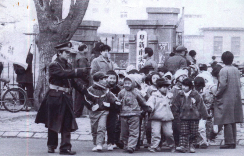 交通民警二十年如一日开展护送小学生活动
