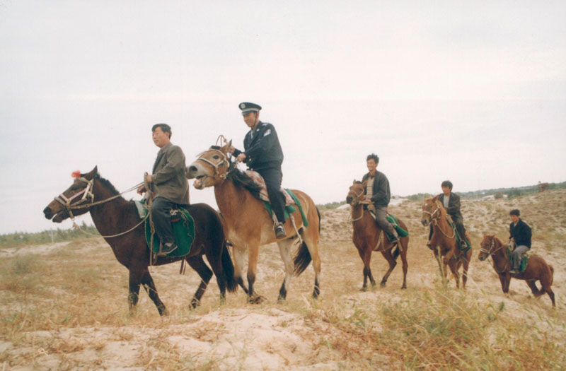 沙漠路少难行，民警为开展工作，坚持骑马巡逻