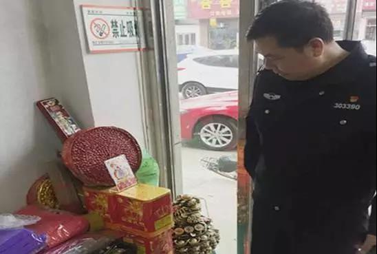 民警对可能违规场所进行检查