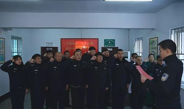 组织民警高唱国歌，进行宪法宣誓