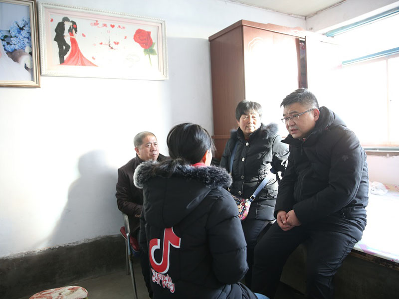 配文1：办案组成员多次到被害人家登门家访