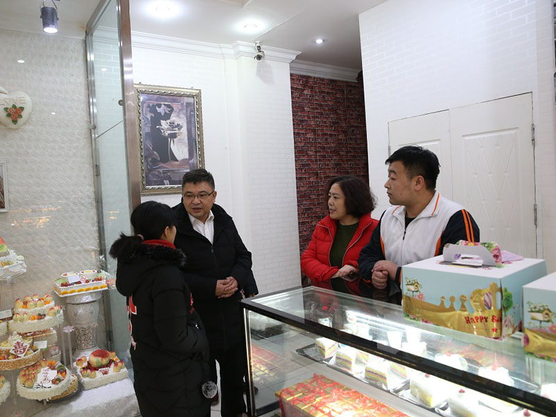 配文1：张兰就业后邀请检察官到她所在的蛋糕店参观