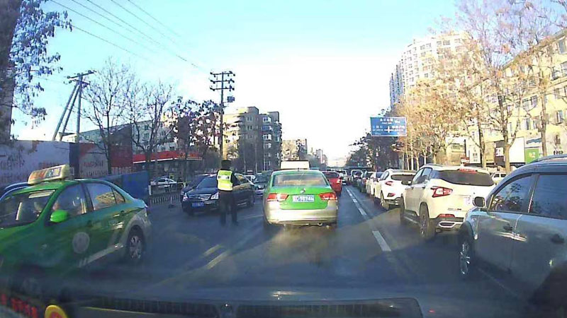 民警下车疏导早高峰车辆为出租车开道