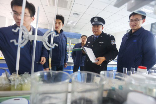 民警深入企业了解生产所需