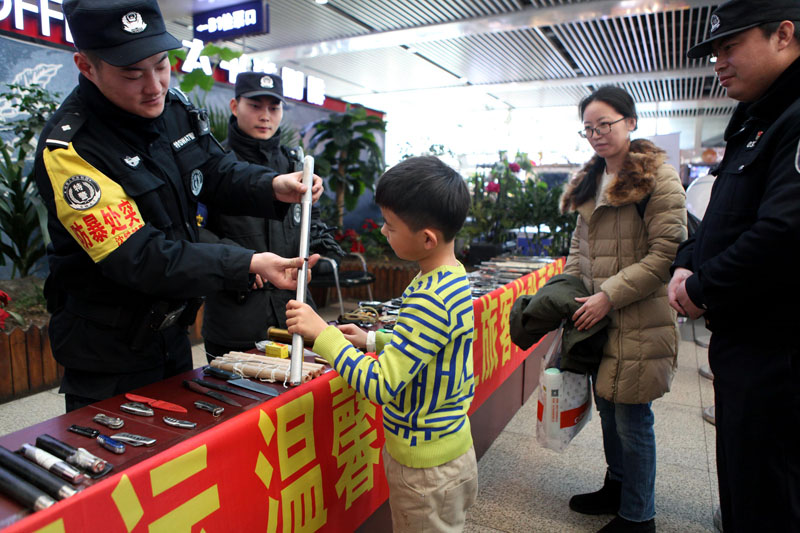 民警给旅客讲解禁止和限制携带的物品