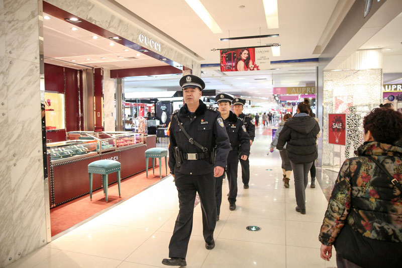 商场见民警