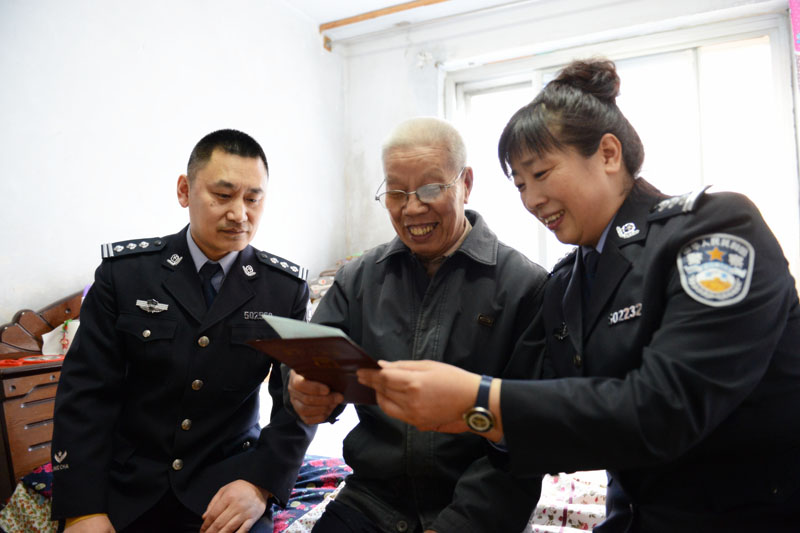 社区警务支队为民服务送证上门