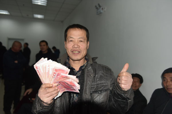 领回工资　开心过大年
