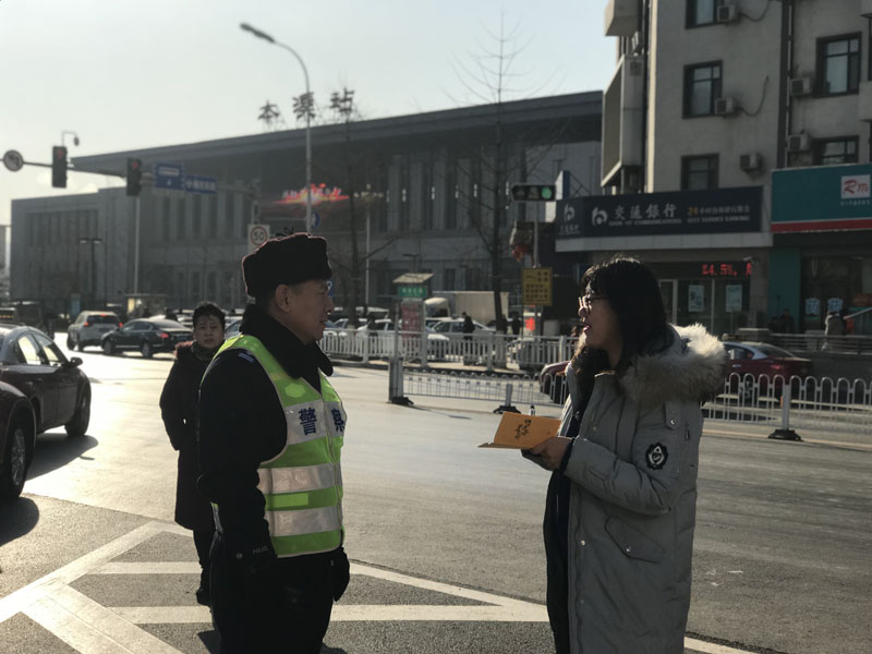 冯林在向记者介绍该路段的情况