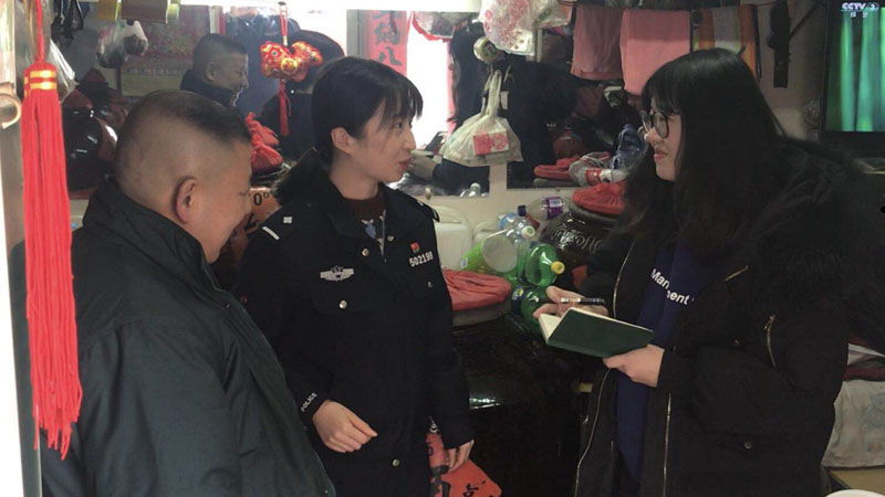 记者同田蕙闻走访商铺