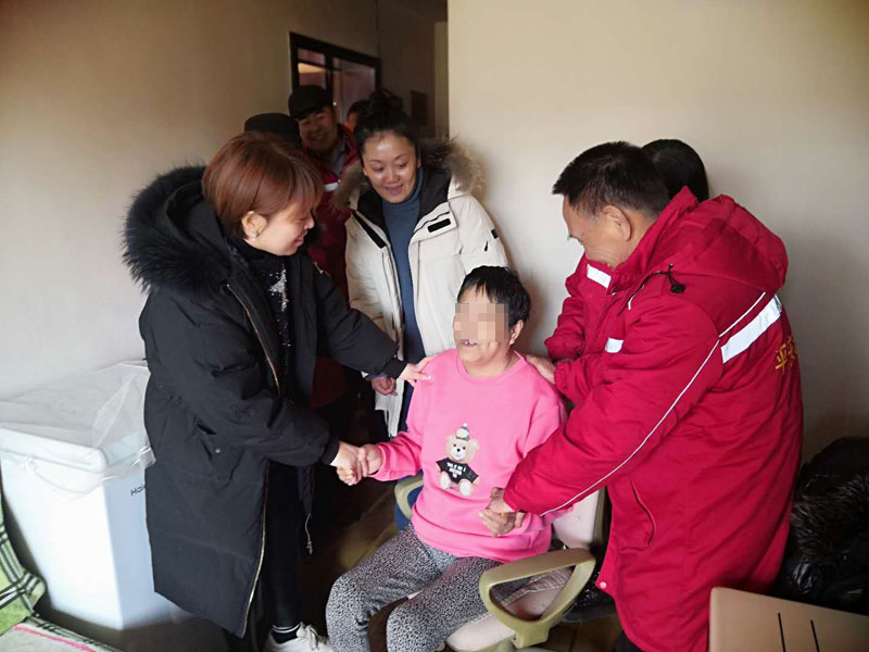 张娜（左一）、王春梅看望瘫痪居民