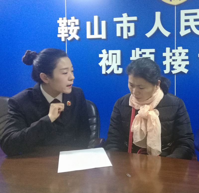 于莹向赵女士解释司法救助程序