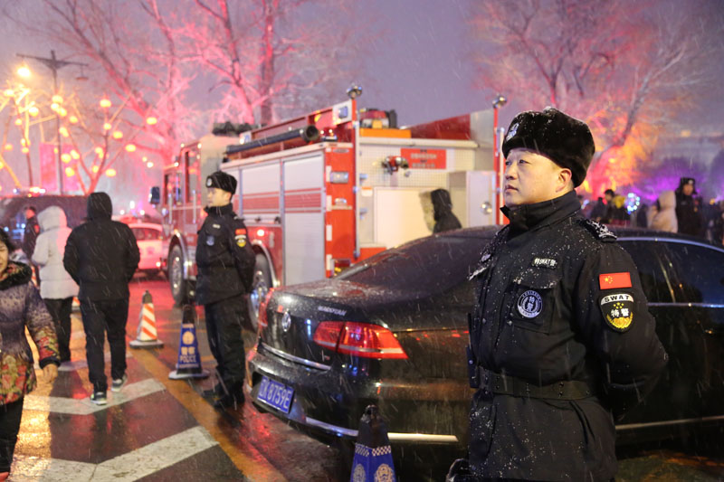 民警在风雪中执勤