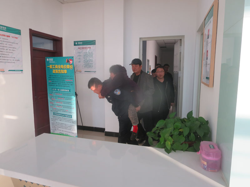 黄鹤犇背起老人去缴费室