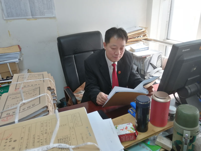 周发遴正在审阅卷宗