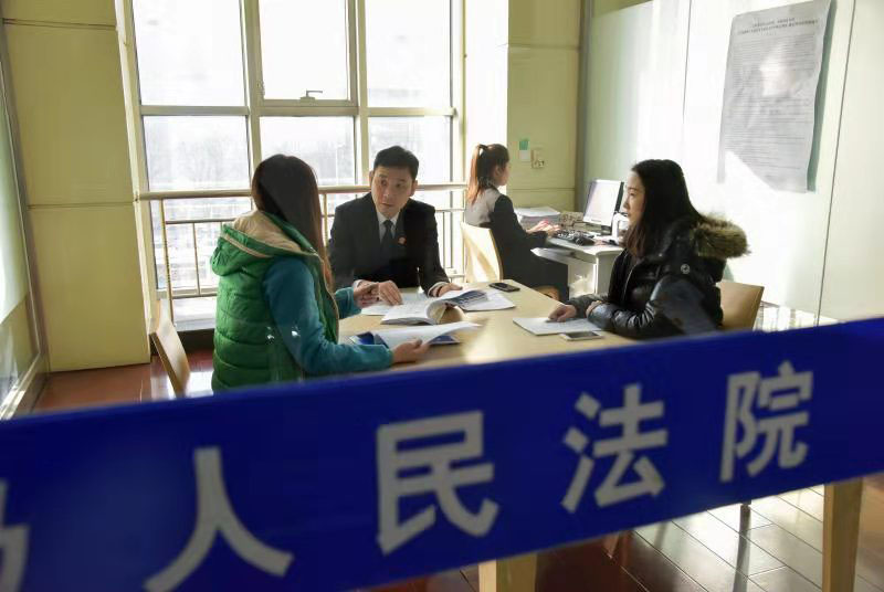 孔祥政（中）正在做调解工作