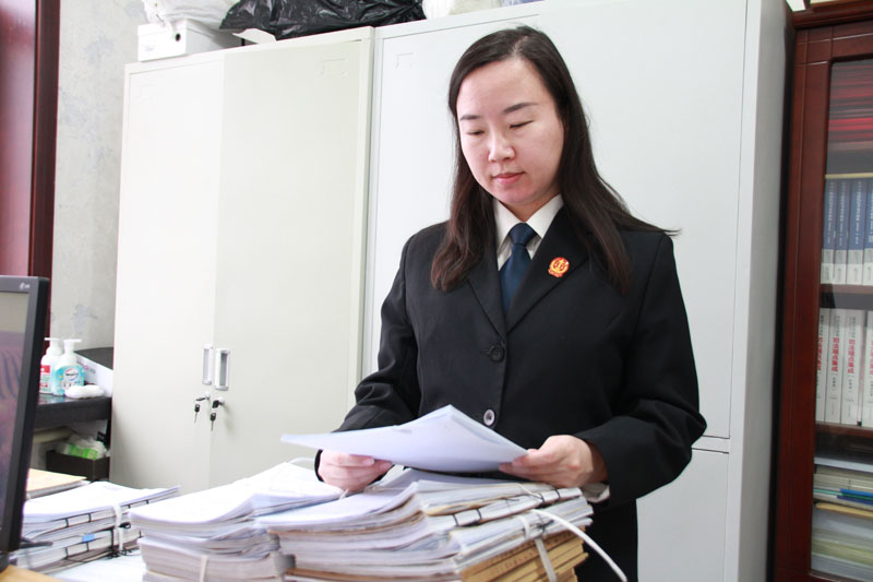 盖士贤正在查阅卷宗