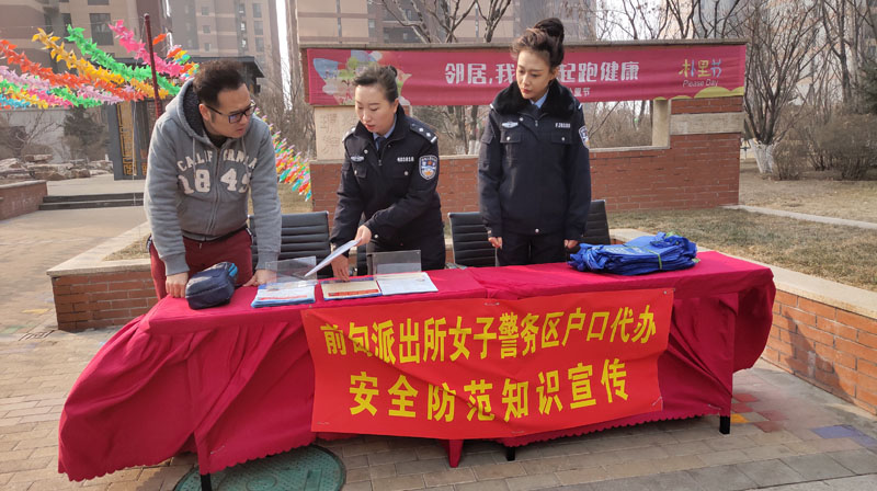 赵玥为记者（左一）解答办证明细表