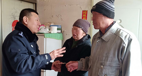 冯林（左一）和自己的“穷哥哥”杨宝奇（右一）