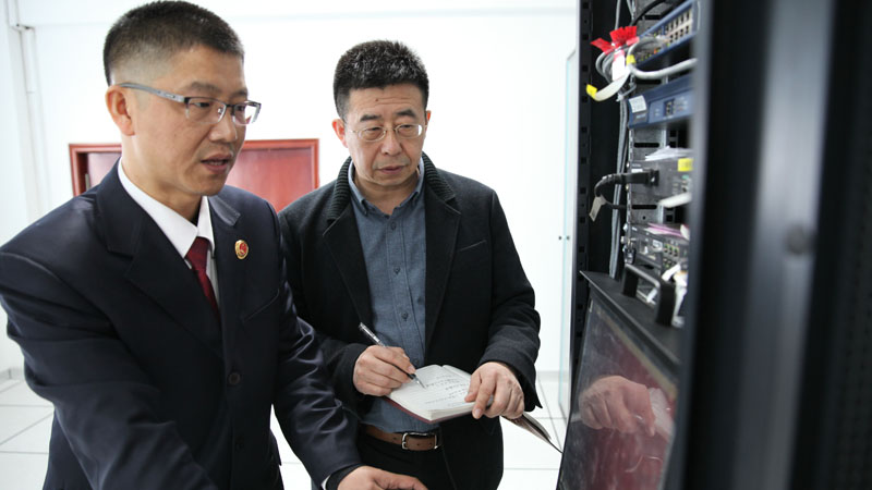 王淑波向记者演示OCR系统应用