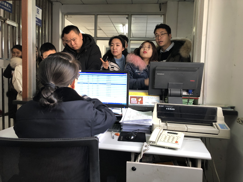 张萌萌在为群众办理业务