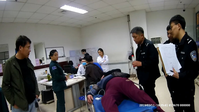 执行干警带刘某在医院体检