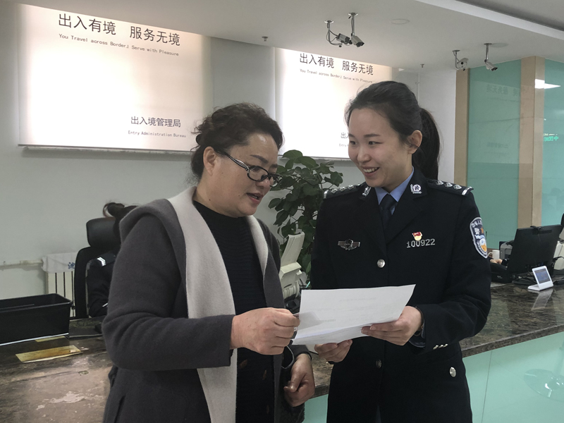 王殿梅拿到往来港澳通行证非常开心